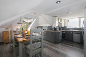 Kjøleskap, mikrobølgeovn, ovn og oppvaskmaskin