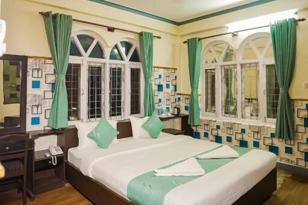 Ropa de cama de alta calidad, muebles diferentes y escritorio