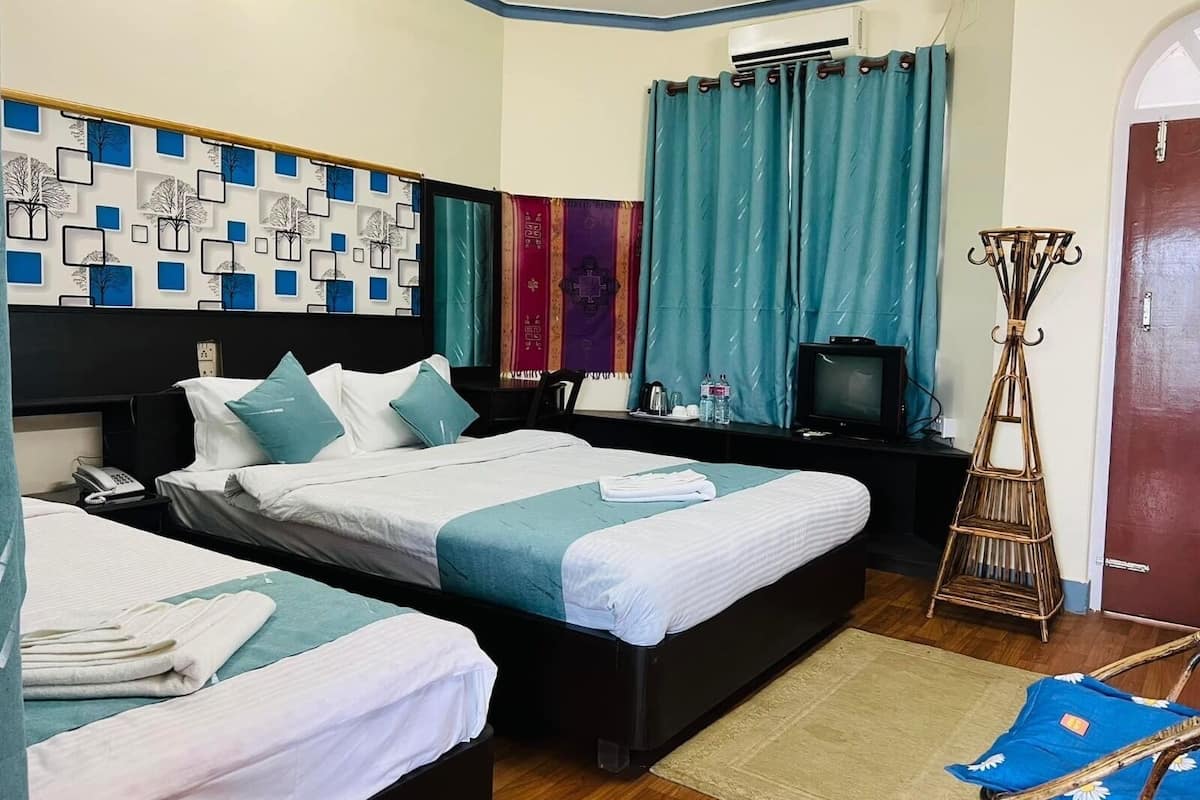 Habitación cuádruple familiar | Ropa de cama de alta calidad, muebles diferentes y escritorio