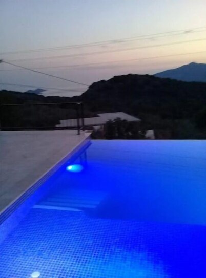 Deniz Ve Doğa Manzaralı Olanağı Sunan Villa!