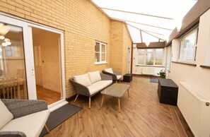 Smart TV - 4 bedroom, 2.5 bath furnished house with 96-jet spa, adjacent to Thetford Forest (Brandon)