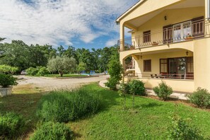 Exterior - Apartment with pool, garden, air conditioning, barbecue, children's playground (Sveti Lovrec)
