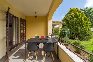 Outdoor dining - Apartment with pool, garden, air conditioning, barbecue, children's playground (Sveti Lovrec)