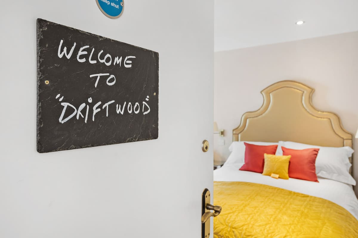 A sign reading "WELCOME TO 'DRIFTWOOD'".
