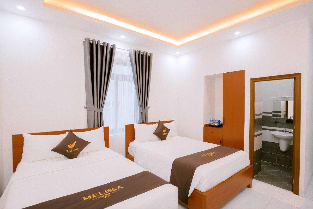 Habitación Deluxe con 2 camas individuales, 2 camas matrimoniales, vista a la ciudad | Sábanas de algodón egipcio, ropa de cama de alta calidad y edredón