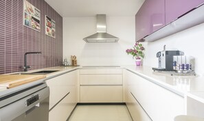 Jääkaappi, mikroaaltouuni, uuni, astianpesukone