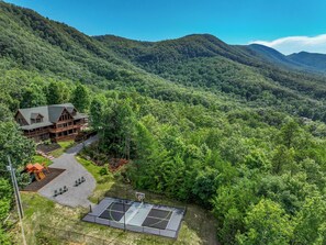 Sports court - Edge of Heaven ~ Pickleball, swimspa, fire pit, huge views, and privacy! (Pigeon Forge)