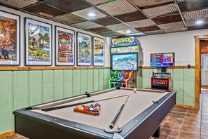 Game room - Edge of Heaven ~ Pickleball, swimspa, fire pit, huge views, and privacy! (Pigeon Forge)