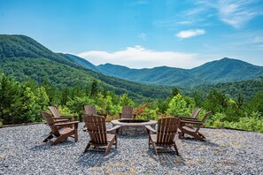 Property grounds - Edge of Heaven ~ Pickleball, swimspa, fire pit, huge views, and privacy! (Pigeon Forge)