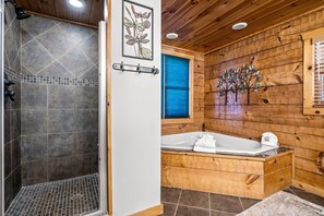 Combined shower/tub, jetted tub, hair dryer, towels