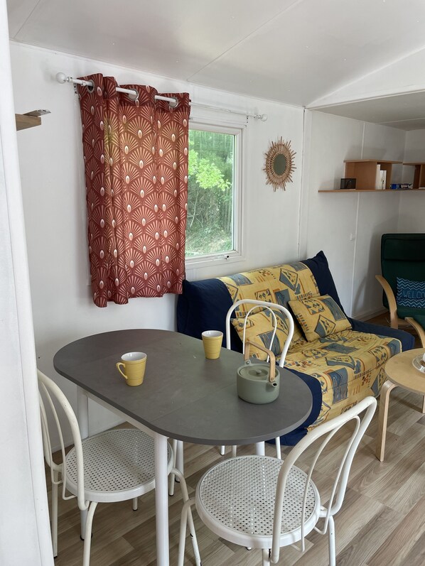 Dining - Mobil-home "Le Charmant" (Aouste sur sye)
