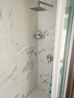 Dusche, Haartrockner, Handtücher, Seife