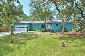 Exterior - Discover Twin Tides in Oak Island, a cozy 3-bedroom retreat steps from the beach. (Oak Island)