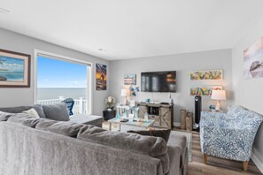 Smart-TV, DVD-spiller, bøker og filmbibliotek