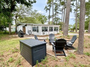 Terrace/patio - Hemingways Roost: Adorable dog friendly home with a fenced yard. Public Fishing Dock Nearby (Oak Island)