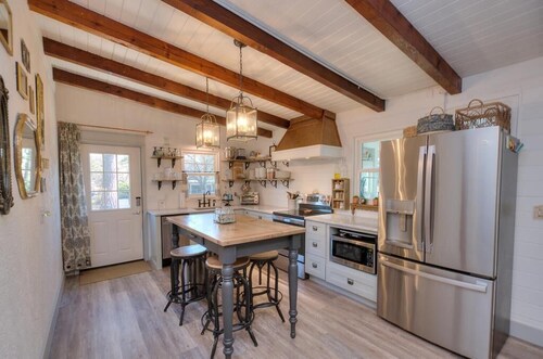 Hemingways Roost: Adorable dog friendly home with a fenced yard. Public Fishing Dock Nearby