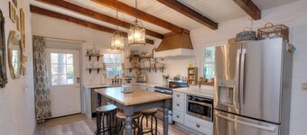 Hemingways Roost: Adorable dog friendly home with a fenced yard. Public Fishing Dock Nearby