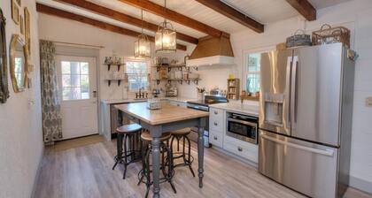 Hemingways Roost: Adorable dog friendly home with a fenced yard. Public Fishing Dock Nearby