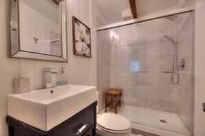 Bathtub, hair dryer, towels - Hemingways Roost: Adorable dog friendly home with a fenced yard. Public Fishing Dock Nearby (Oak Island)