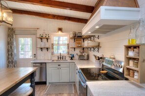 Kjøleskap, mikrobølgeovn, ovn og kokeplater