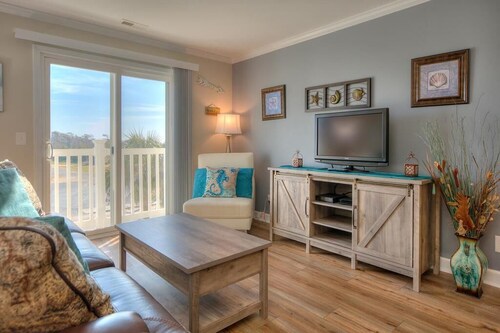 2BR/2BA Condo - RENOVATED, Pool, Walk to Beach, Elevator, Sleeps 6