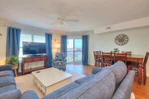 TV connectée, lecteur de DVD, livres