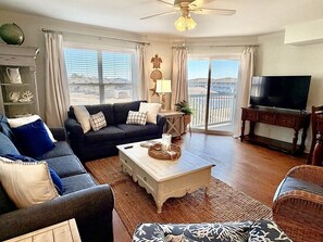 Smart TV, DVD player, books - Beautiful 3 Bedroom 2.5 Bath Condo - Walk to Beach, Pool, Elevator, Sleeps 8 (Oak Island)