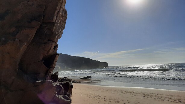 A beach with a rocky cliff and ocean waves. - Beach House MONTE CLÉRIGO (Aljezur)