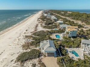 On the beach - A GREAT ESCAPE is yours.....beachfront! Leave the hustle and bustle of the city! (St. George Island)