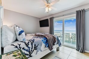 4 bedrooms, free WiFi, bed sheets - A GREAT ESCAPE is yours.....beachfront! Leave the hustle and bustle of the city! (St. George Island)