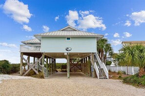 Exterior - A GREAT ESCAPE is yours.....beachfront! Leave the hustle and bustle of the city! (St. George Island)