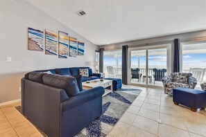 TV, books - A GREAT ESCAPE is yours.....beachfront! Leave the hustle and bustle of the city! (St. George Island)