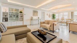 Un salon moderne avec un canapé, une table basse et un coin repas.