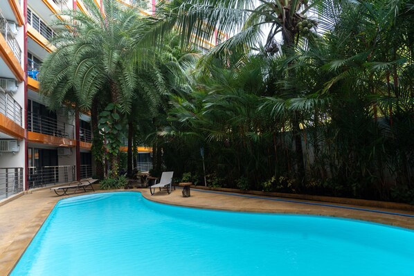 7 สระว่ายน้ำกลางแจ้ง