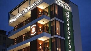 Un hotel de varios pisos con balcones y un cartel que dice "Hotel Brecet".