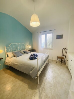 2 chambres, coffres-forts dans les chambres, fer et planche à repasser