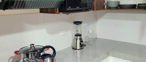 Réfrigérateur, four à micro-ondes, surface de cuisson, lave-vaisselle