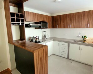 Réfrigérateur, micro-ondes, plaque de cuisson, lave-vaisselle