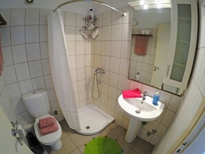 Douche, sèche-cheveux, serviettes fournies, savon