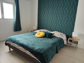 3 bedrooms, desk, iron/ironing board, travel crib