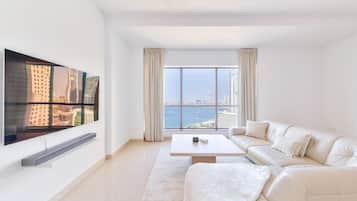 Exclusive-Apartment, 3 Schlafzimmer, Meerblick, Strandnähe | Wohnbereich | 75-Zoll-LED-Fernseher mit Satellitenempfang, Fernseher, Netflix