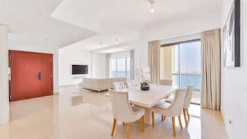 Appartement Exclusif, 3 chambres, vue mer, en front de plage | Salle à manger