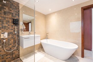Appartement Exclusif, 3 chambres, vue mer, en front de plage | Salle de bain