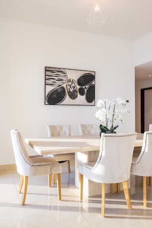 Exclusive Apartment, 3 Bedrooms, Sea View, Beachfront | Dining room