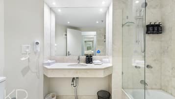 Regadera, secadora de cabello, toallas, jabón