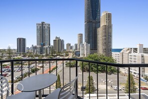 Outdoor dining - Surfers Paradise Beach & Ocean View Unit (Level 9) (Surfers Paradise)