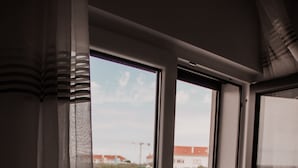 A room with a large sliding glass door leading to an outdoor balcony with a chair. - Gold Apartment Baleal (Leiria)