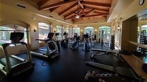 Ein Fitnessstudio mit Laufbändern, Crosstrainern und Gewichtstrainern.