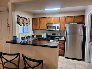 Refrigerador, microondas, horno y parrilla de estufa