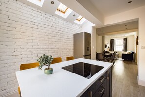Apartment | Eigene Küche | Kühlschrank, Mikrowelle, Ofen, Herdplatte